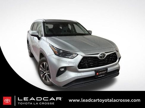 Used 2022 Toyota Highlander XLE AWD/4WD image 1