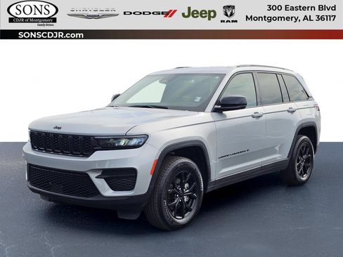 Used 2025 Jeep Grand Cherokee Altitude AWD/4WD image 1