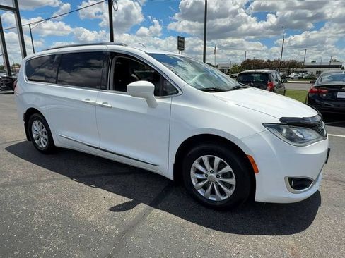 Used 2018 Chrysler Pacifica Touring-L FWD image 2