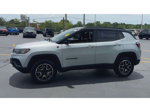 Used 2025 Jeep Compass Trailhawk AWD/4WD image 5