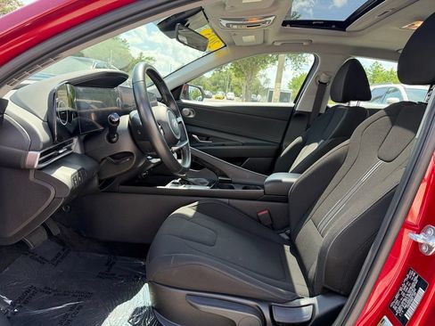 Used 2025 Hyundai Elantra SEL FWD image 16