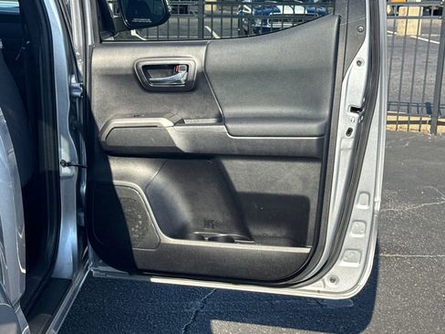 Used 2019 Toyota Tacoma TRD Sport w/ Technology Package image 18