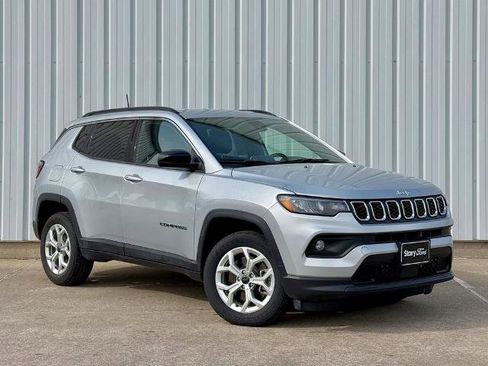 Used 2025 Jeep Compass Latitude AWD/4WD image 8