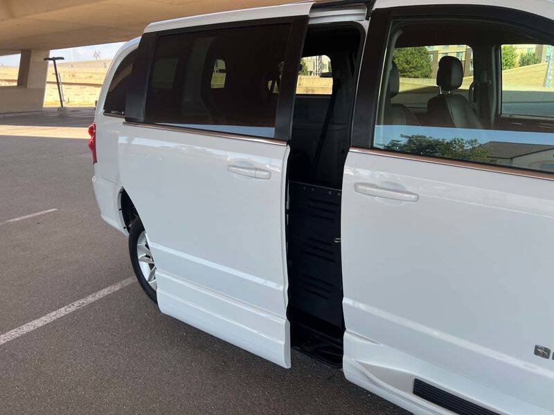 Used 2018 Dodge Grand Caravan SXT FWD image 32