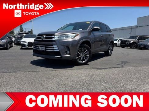 Used 2019 Toyota Highlander XLE FWD image 2