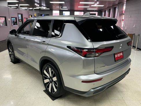 Used 2025 Mitsubishi Outlander AWD image 4