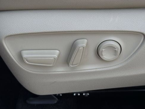 Used 2023 Toyota Highlander XLE image 29