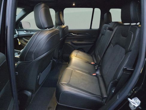 New 2025 Jeep Grand Cherokee Altitude image 12