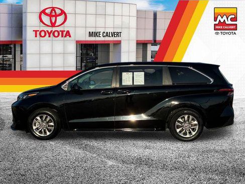 Certified 2025 Toyota Sienna LE FWD image 2