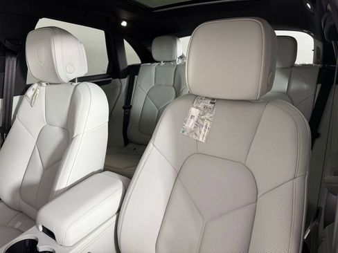 Certified 2025 Porsche Macan image 5