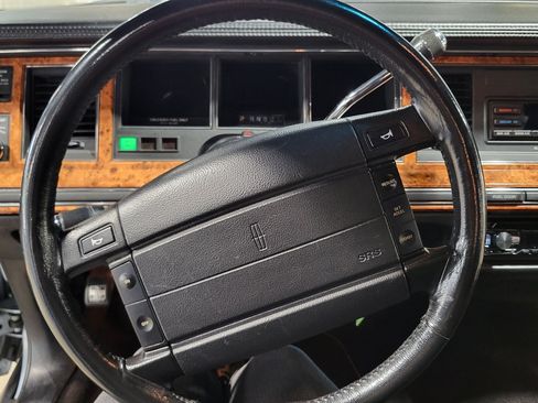 Used 1993 Lincoln Town Car Signature RWD image 10