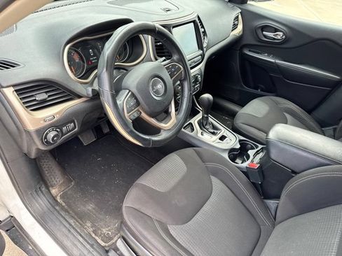 Used 2017 Jeep Cherokee Latitude FWD image 18