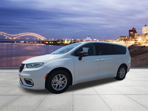 Used 2024 Chrysler Pacifica Touring-L FWD image 1