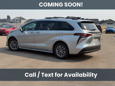 Used 2022 Toyota Sienna XLE w/ XLE Plus Package FWD image 4