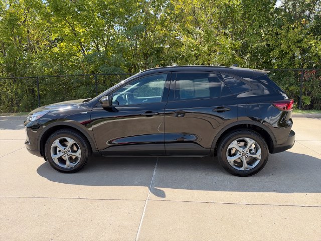 Used 2025 Ford Escape ST-Line Select AWD/4WD image 2
