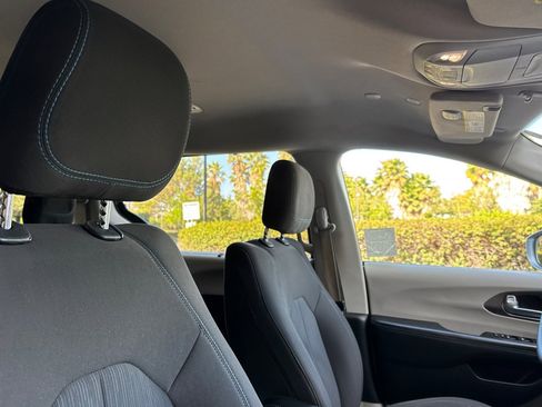 Used 2021 Chrysler Pacifica Touring image 17