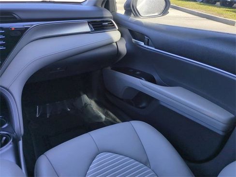 Used 2020 Toyota Camry SE image 16