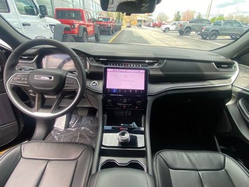 Used 2025 Jeep Grand Cherokee Limited w/ Luxury Tech Group II image 17