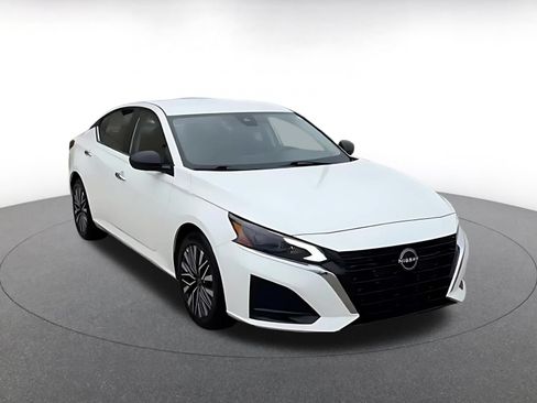 Used 2025 Nissan Altima 2.5 SV FWD image 3