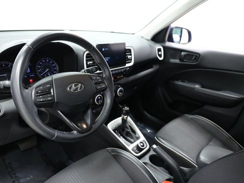 Used 2022 Hyundai Venue Limited image 2