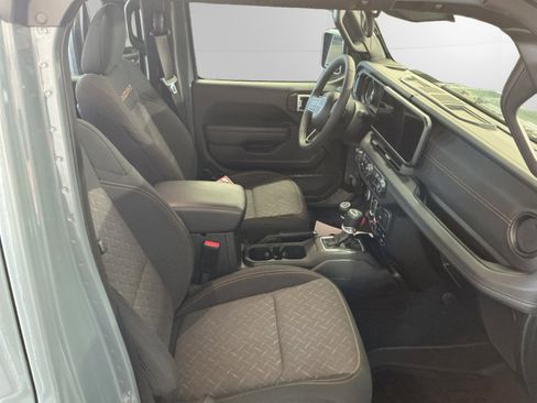 Used 2025 Jeep Gladiator Mojave w/ Convenience Group AWD/4WD image 15