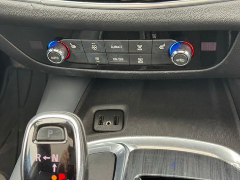 Used 2019 Buick Enclave Essence image 13