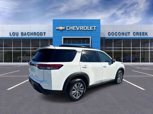 Used 2025 Nissan Pathfinder SV image 8