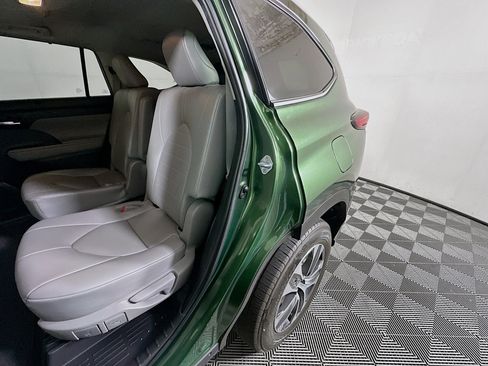 Used 2023 Toyota Highlander XLE FWD image 26