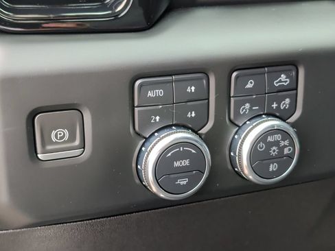 Used 2024 GMC Sierra 1500 AT4 w/ Technology Package AWD/4WD image 14
