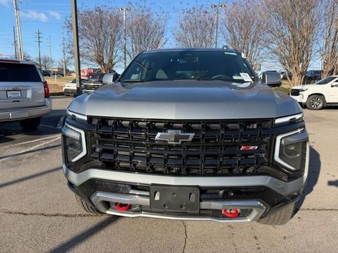 Used 2025 Chevrolet Suburban Z71 image 8