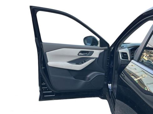 Used 2025 Nissan Rogue SV FWD image 27
