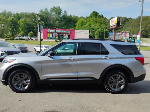Used 2022 Ford Explorer XLT w/ Equipment Group 202A AWD/4WD image 8