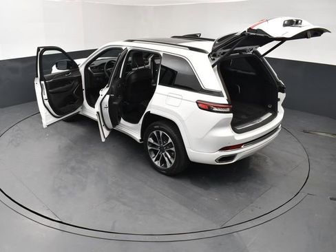 Used 2023 Jeep Grand Cherokee Overland w/ Luxury Tech Group IV AWD/4WD image 28