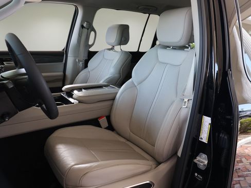 Used 2022 Jeep Wagoneer Series III w/ Convenience Group I AWD/4WD image 11