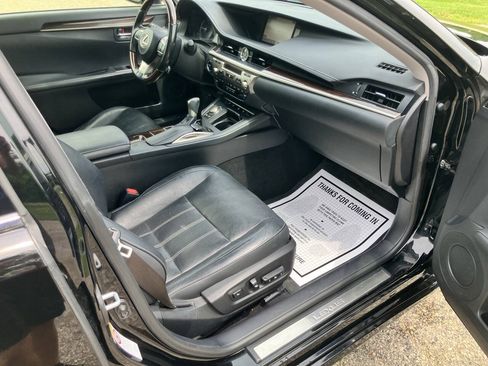 Used 2016 Lexus ES 300h w/ Luxury Package w/Wood Trim FWD image 29