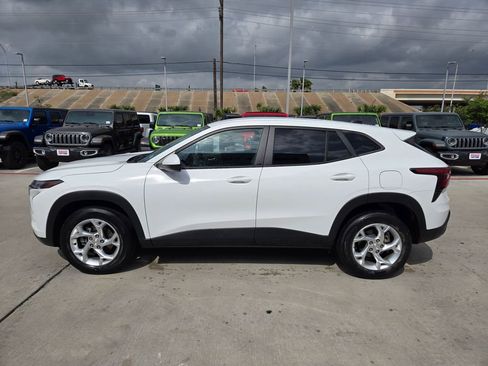 Used 2024 Chevrolet Trax LS w/ LS Convenience Package FWD image 5