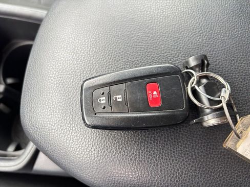 Used 2025 Toyota RAV4 XLE image 22