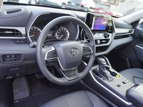 Certified 2025 Toyota Highlander XLE image 16