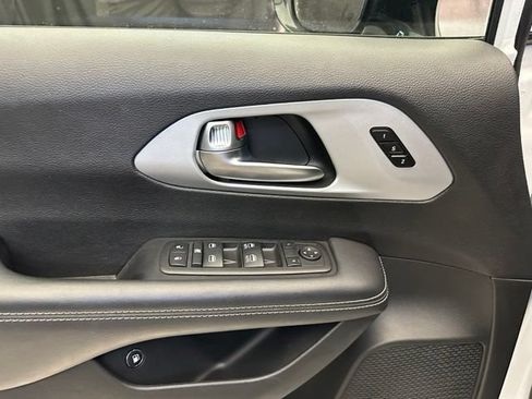 Used 2024 Chrysler Pacifica Limited FWD image 22