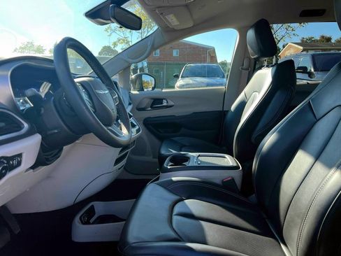 Used 2023 Chrysler Pacifica Touring-L image 15