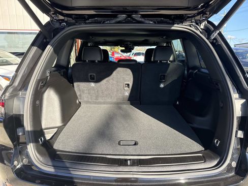 Used 2024 Jeep Grand Cherokee Altitude image 8