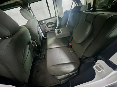 Used 2023 Jeep Wrangler Unlimited w/ Sun & Screen Package image 25