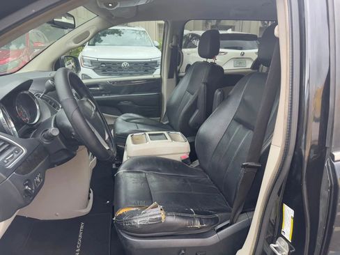 Used 2014 Chrysler Town & Country Touring FWD image 15