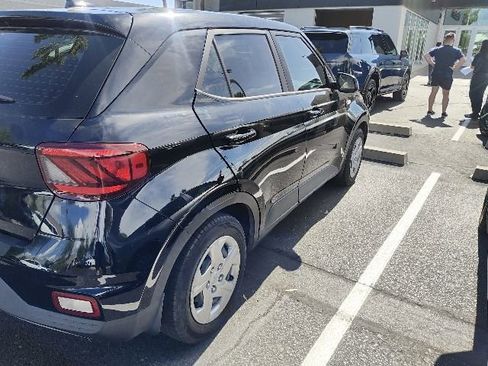 Used 2020 Hyundai Venue SE FWD image 5