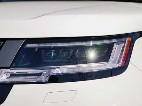 New 2026 Land Rover Range Rover Long Wheelbase SE image 10