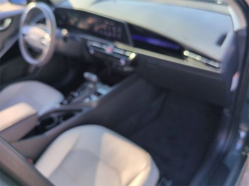 Certified 2025 Kia Niro EX image 27