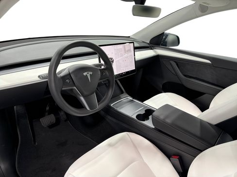 Certified 2023 Tesla Model Y Long Range AWD/4WD image 9