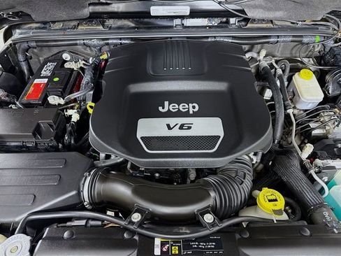Used 2017 Jeep Wrangler Unlimited Sahara w/ Connectivity Group AWD/4WD image 25