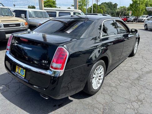 Used 2013 Chrysler 300 image 4