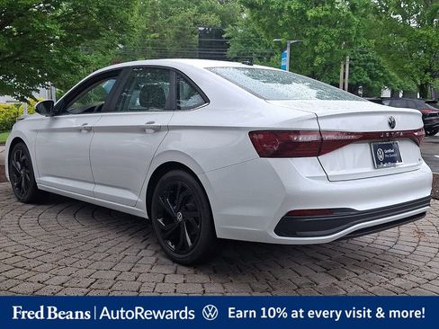 Used 2025 Volkswagen Jetta SE w/ Sunroof Package FWD image 4